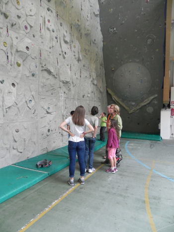 I ragazzi davanti alla parete di arrampicata (49700 bytes)